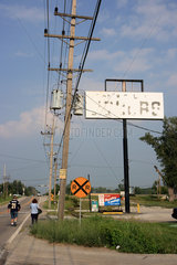 Wilmington  USA  verblichenes Werbeschild und schief stehende Strommasten