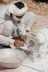 Lahore  Pakistan  ein Restaurator arbeitet an einer Steinschleifermaschine