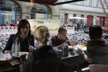 Berlin  Deutschland  Menschen im Restaurant Popular