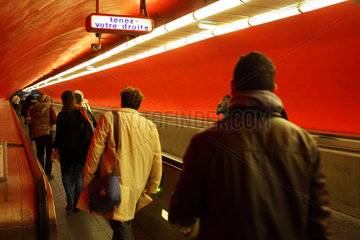 Paris  Frankreich  Passanten im Verbindungstunnel in einer Pariser Metrostation