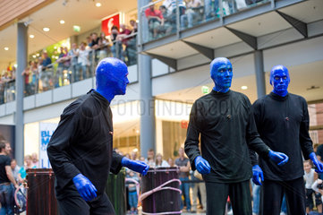 Berlin  Deutschland  Blue Man Group Promotion in den Potsdamer Platz Arkaden