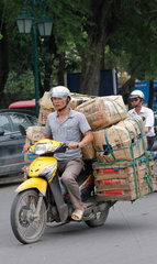 Hanoi  Vietnam  Mopedfahrer auf der Strasse