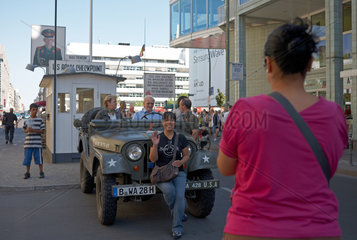 Berlin  Deutschland  Touristen am Checkpoint Charlie in der Friedrichstrasse