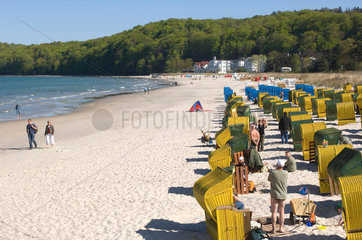 Binz  Deutschland  Besucher am Strand