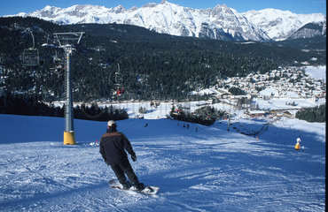 Seefeld  Oesterreich  Skifahrer auf dem Gschwandtkopf