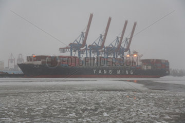 Hamburg  Deutschland  ein Frachtschiff im Hamburger Hafen