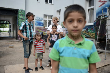 Berlin  Deutschland  Romafamilie im Hinterhof eines Wohnhauses in der Harzer Strasse in Berlin-Neukoelln