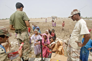 Shadhat Kot  Pakistan  das Militaer versorgt Hochwasser-Opfer mit Hilfsguetern