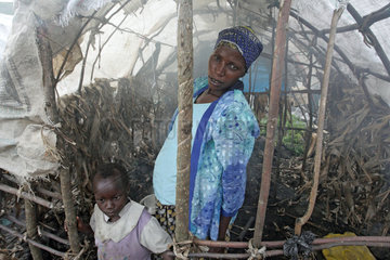 Goma  Demokratische Republik Kongo  schwangere Frau mit Kind in ihrer Huette