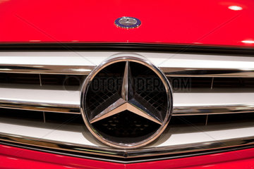 Berlin  Deutschland  Logo Mercedes-Benz an einem C 180 K