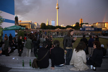 Berlin  Deutschland  Party in Berlin-Mitte  im Hintergrund der Fernsehturm