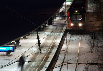 Berlin  Deutschland  einfahrender Regionalzug am Bahnhof Lichtenberg