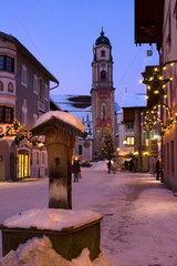 Mittenwald  Deutschland  weihnachtlich geschmueckte Altstadt