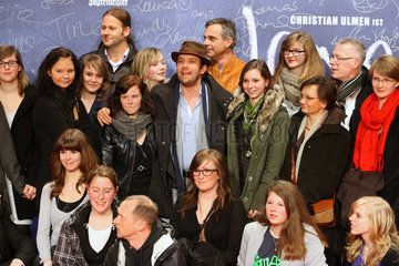 Berlin  Deutschland  Christian Ulmen mit den Filmdarstellern zur Premiere von Jonas