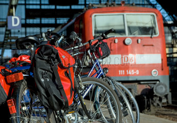 Bremen  Deutschland  Fahrraeder mit Fahrradtaschen auf einem Bahnsteig