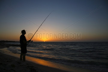 Denham  Australien  ein Angler im Abendlicht