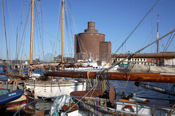 Eckernfoerder Binnenhafen mit dem alten Getreidespeicher und Schiffen