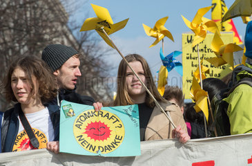 Berlin  Deutschland  Menschen bei einer Anti-Atomkraft-Demonstration