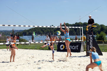 Essen  Deutschland  Frauen spielen Beachvolleyball am Baldeneysee