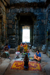 Angkor  Kambodscha  Gebetsstaette im Tempel Angkor Wat