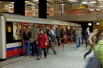 Warschau  Polen  Menschen in der Metro an der Station CENTRUM