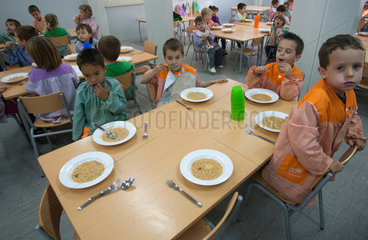 Barcelona  Spanien  Kinder beim Mittagessen in einer Grundschule