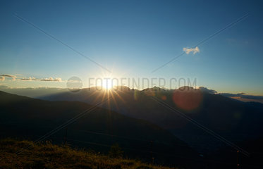 Parpan  Schweiz  Sonnenuntergang ueber den Glarner Alpen