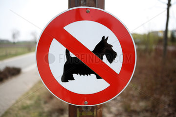 Goehren-Lebbin  Deutschland  Hinweisschild Hunde verboten