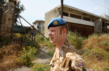 Nikosia  Zypern  ein britischer UN-Soldat in der UN-Pufferzone