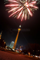 Berlin  Deutschland  Feuerwerk in der Silvesternacht am Alexanderplatz in Berlin