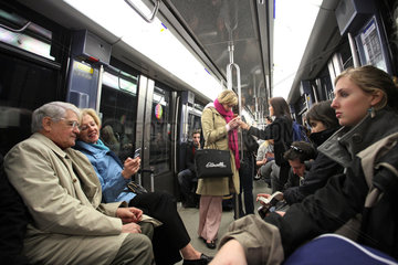 Paris  Frankreich  Menschen in einem U-Bahnwaggon