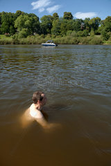 Achim  Deutschland  ein Mann badet in der Weser