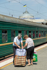 Odessa  Ukraine  ankommende Passagiere am Hauptbahnhof von Odessa