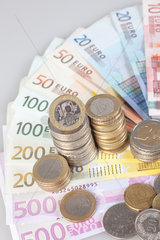 Berlin  Deutschland  Euroscheine  Euromuenzen und ehemalige 10-Franc-Muenze