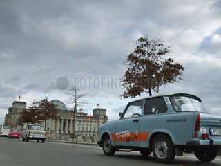 Berlin  Deutschland  Trabis des Autoverleihers Trabi Safari fahren am Reichstag vorbei