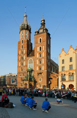 Krakau  Polen  Strassenkuenstler am Hauptmarkt vor der Marienkirche