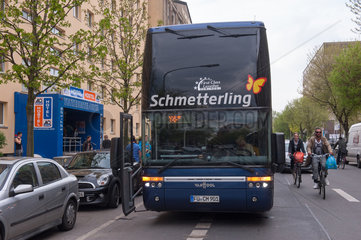 Berlin  Deutschland  Reisbus vor einem Hostel Hotel
