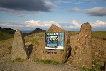 Duntulm  Grossbritannien  ein Stein-Monument mit Uebersichtstafel von Quiraing