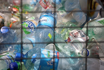 Posen  Polen  leere Plastikflaschen und Aludosen in einem Behaelter