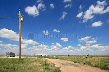 Glenrio  USA  Eine verlassene Tankstelle am Rand einer Steppe in New Mexico