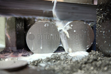 Posen  Polen  Teststuecke unter einer Metallsaege werden gekuehlt mit einer Spezialfluessigkeit