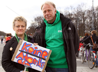 Berlin  Deutschland  Juergen Trittin und Renate Kuenast auf einer Demonstration gegen Atomkraft