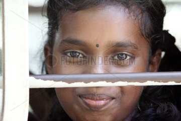 Batticaloa  Sri Lanka  Maedchen in einem Bus
