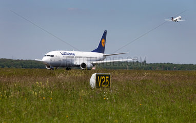 Duesseldorf  Deutschland  Flugzeuge der Lufthansa beim starten und landen