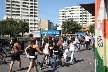 Berlin  Deutschland  Jugendliche am Kottbusser Tor in Kreuzberg