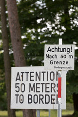 Rasdorf  Deutschland  historische Warnschilder auf dem Gelaende der Gedenkstaette Point Alpha