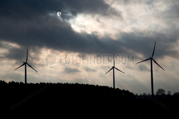 Heidenau  Deutschland  Windkraftraeder mit dunklem Himmel