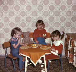 Rostock  DDR  Kindergartenkinder sitzen zum Essen an einem Tisch