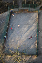 Berlin  Deutschland  spielende Kinder auf einem Fussballplatz
