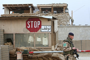 Mazar-e Sharif  Afghanistan  ISAF-Soldat sichert das Maingate von Camp Marmal